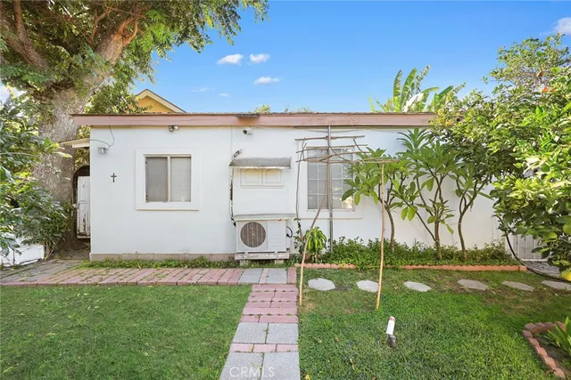 a view of a back yard of the house