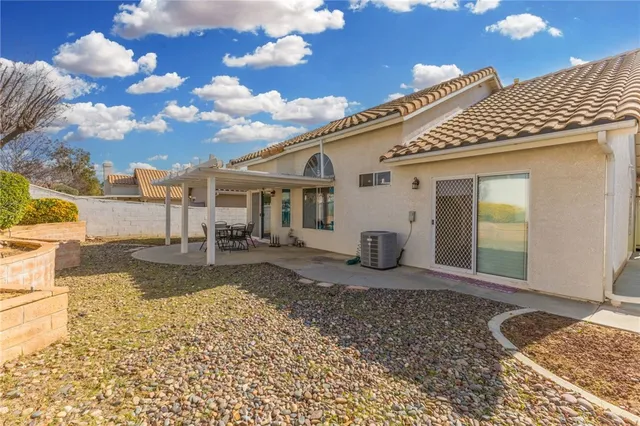 a view of a house with backyard