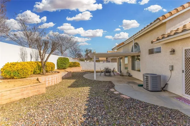 a view of a house with backyard