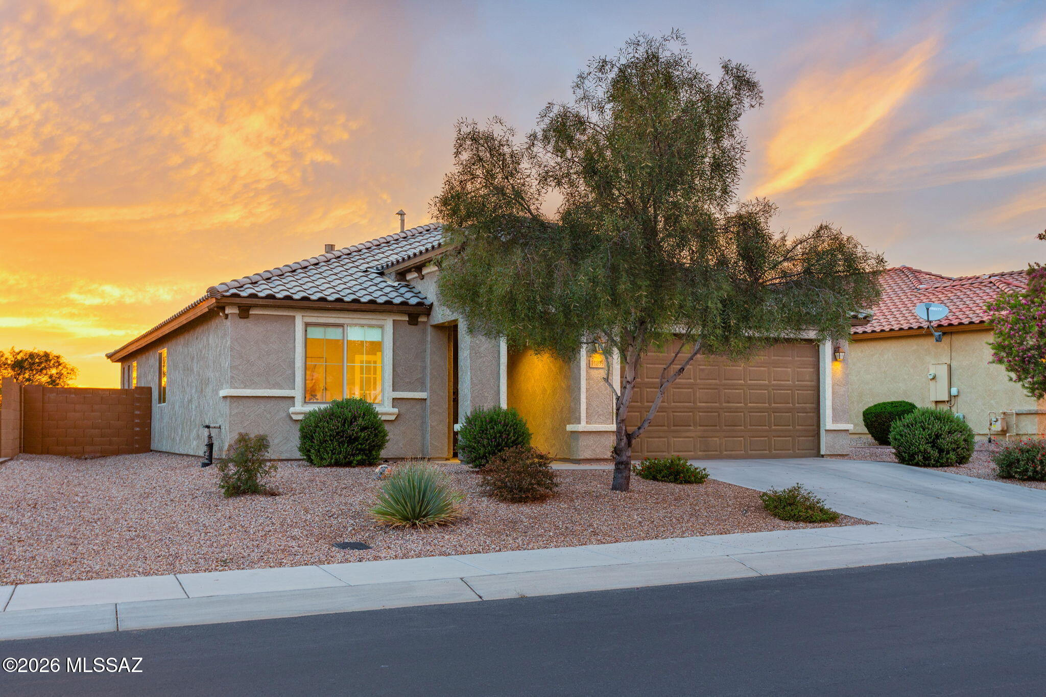 11899 North Raphael Way Tucson, AZ 85742 - Photo 2 of 36