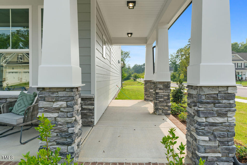 a view of entryway with outdoor area