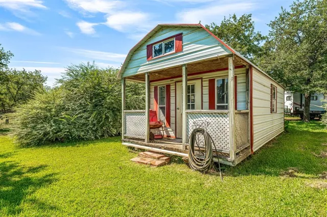 a view of a house with backyard