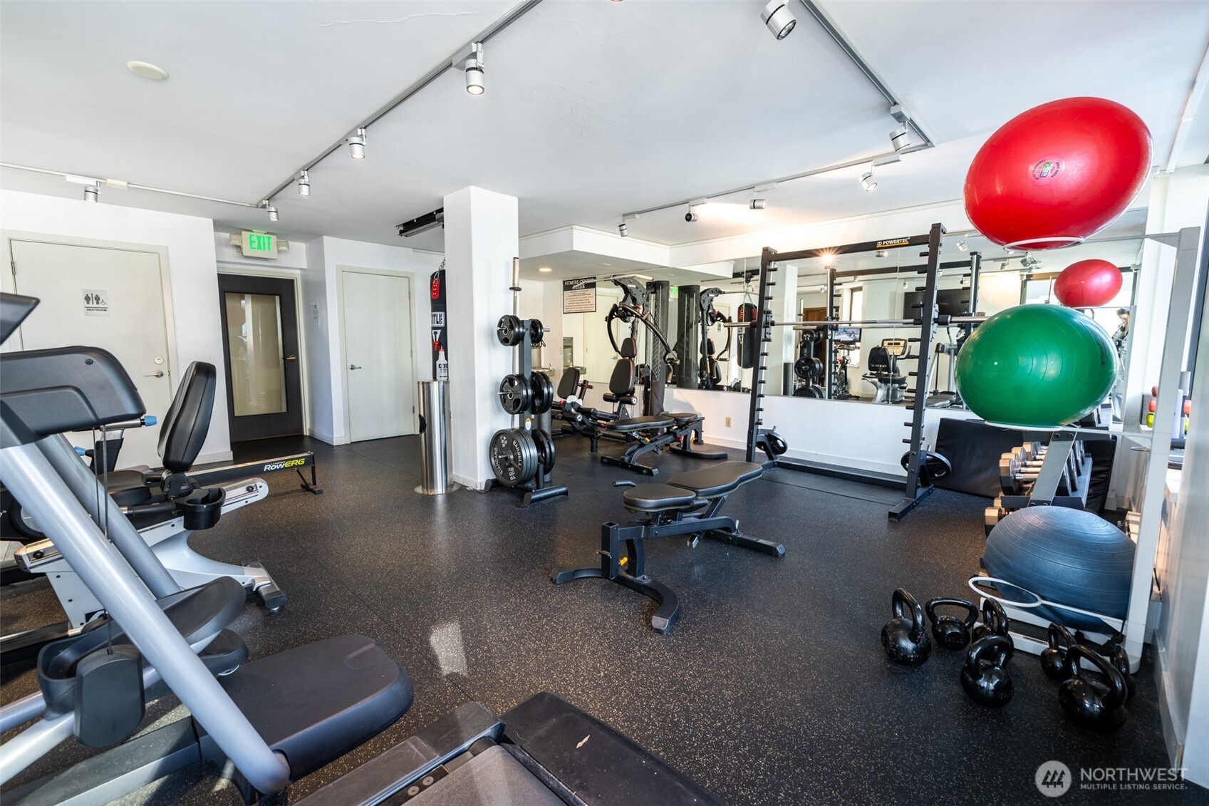 2201 3rd Avenue, Unit 2003 Seattle, WA 98121 - Photo 30 of 40