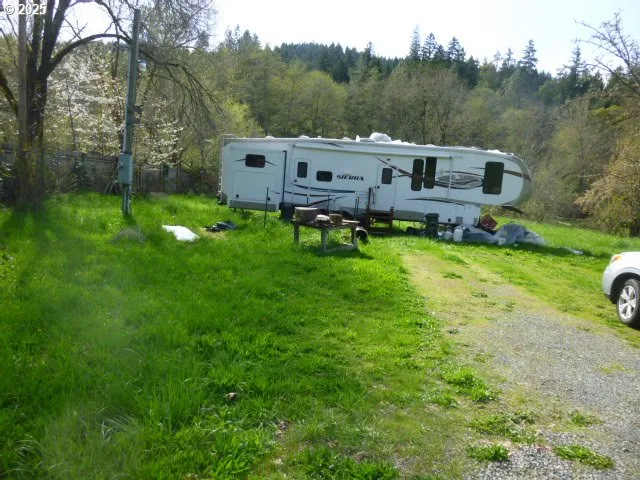 a view of a house with a backyard