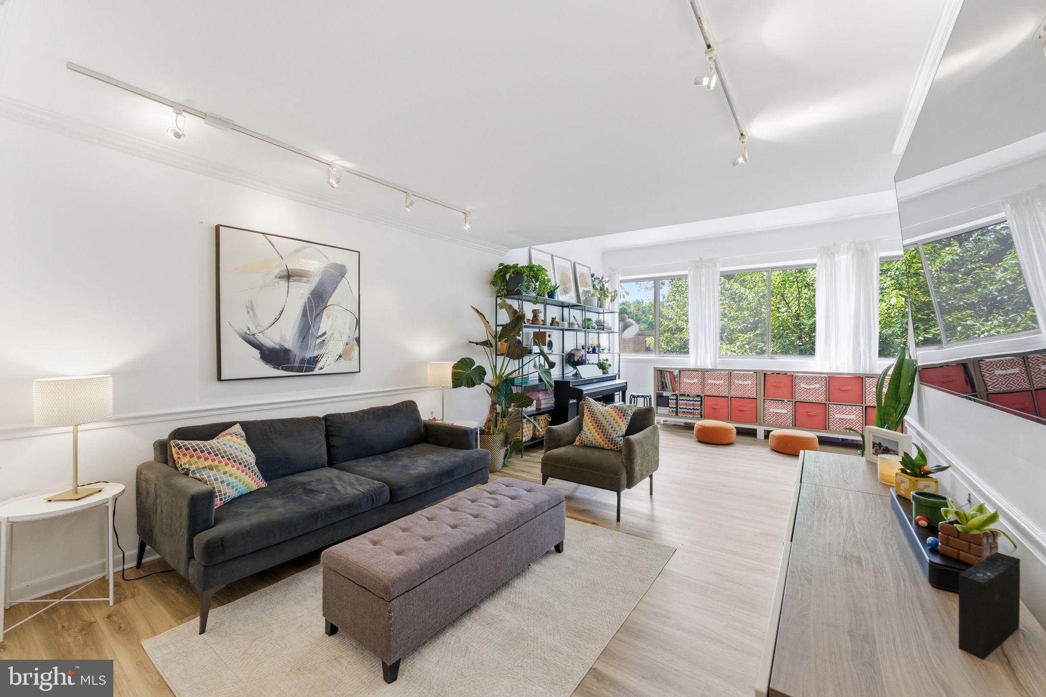 11260 Chestnut Grove Square, Unit 337 Reston, VA 20190 - Photo 8 of 82 Bright and inviting living space.