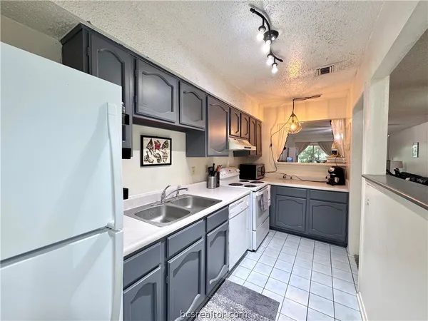 $126,000 | 3923 Old Oaks Drive, Unit 5, Bryan, TX 77802