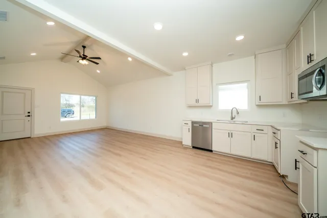 a view of empty room with a ceiling fan