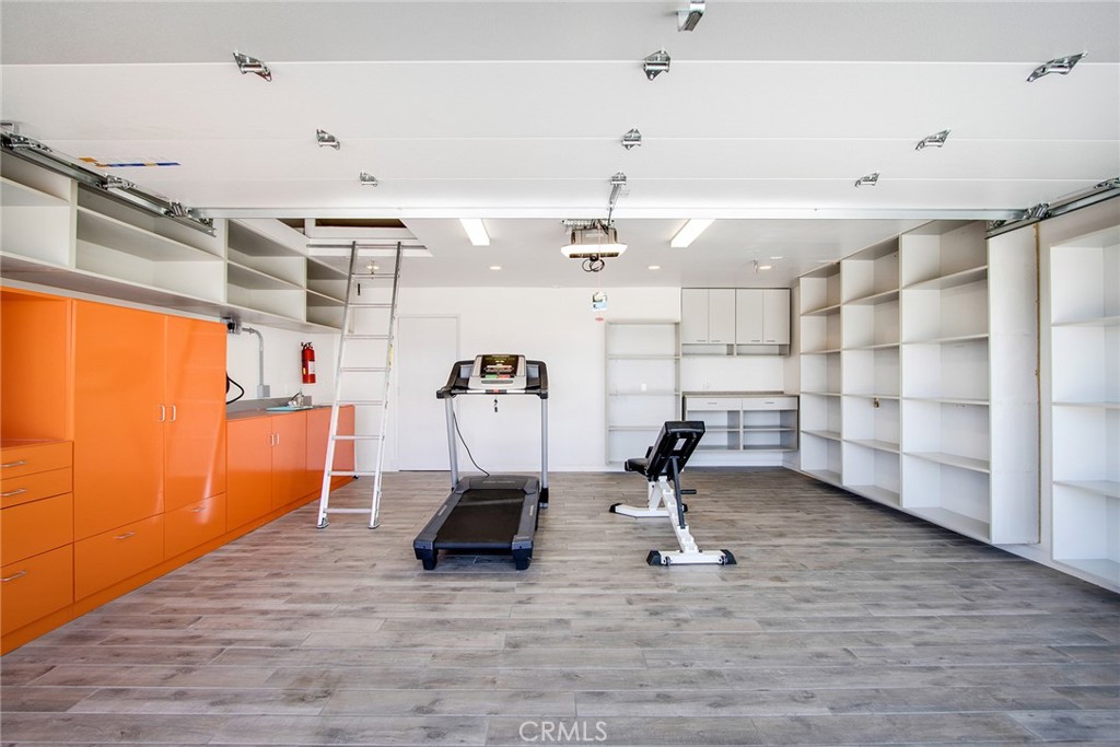 7320 Sherwood Road Joshua Tree, CA 92252 - Photo 21 of 44 a view of a room with gym equipment