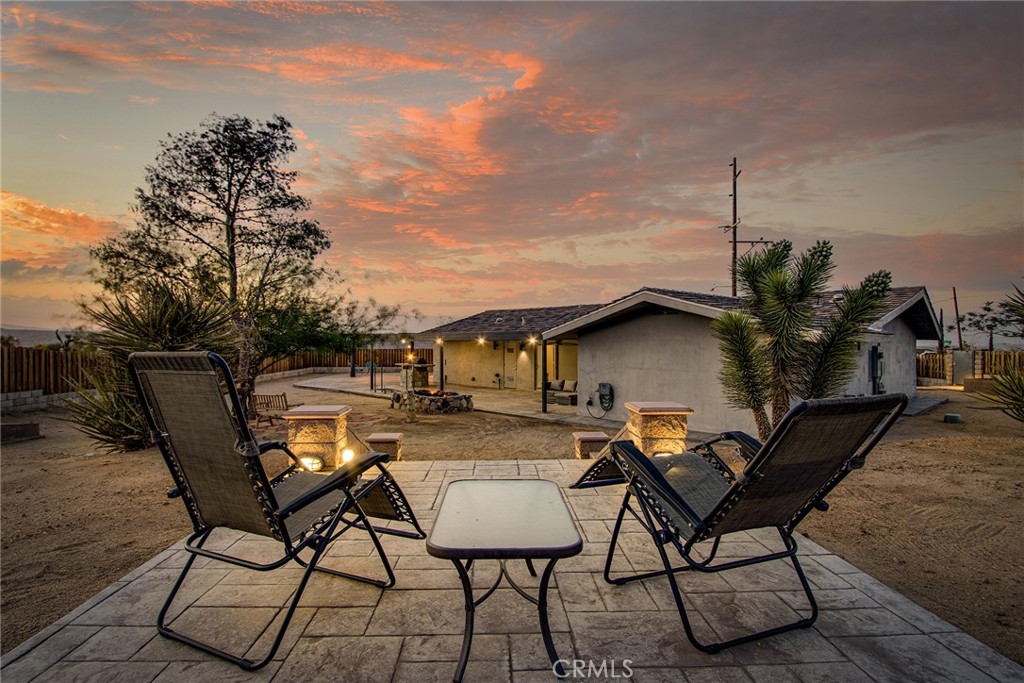 7320 Sherwood Road Joshua Tree, CA 92252 - Photo 40 of 44 a backyard of a house with table and chairs
