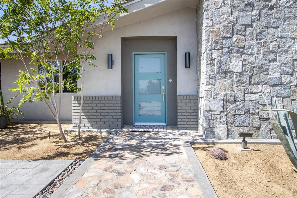 7320 Sherwood Road Joshua Tree, CA 92252 - Photo 8 of 44 a view of a house with a yard