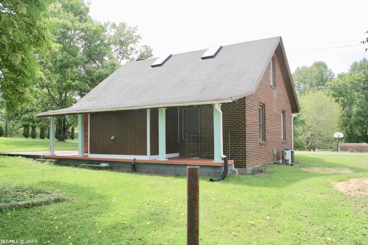 4983 Old Robinson Tract Road Pulaski, VA 24301 - Photo 4 of 19 Gallery Image 4