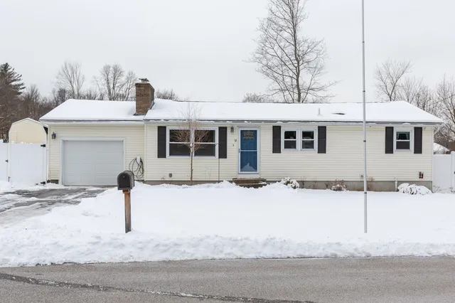 $459,000 | 9 Pleasant View Drive, Hooksett, NH 03106