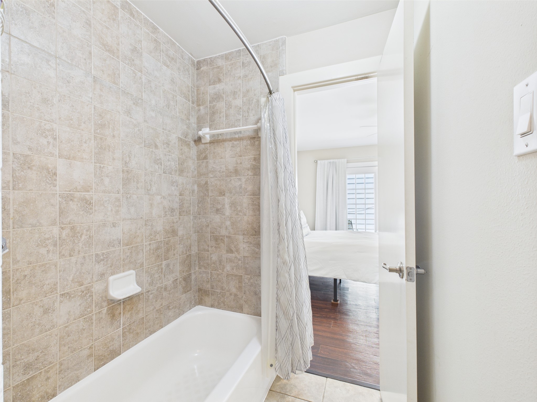5810 Darling Street, Unit F Houston, TX 77007 - Photo 29 of 38 En suite bathroom secondary bedroom (1st floor)