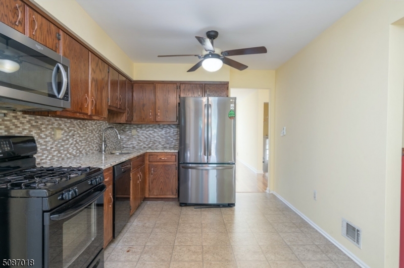 129 Patriots Road Morris Plains, NJ 07950 - Photo 7 of 23