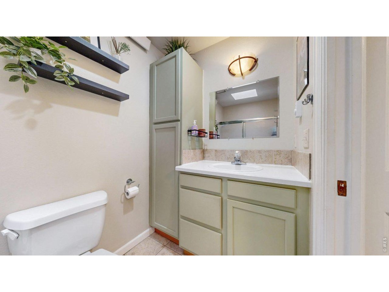 1601 West Swallow Road, Unit 8B Fort Collins, CO 80526 - Photo 13 of 32 Full Bathroom