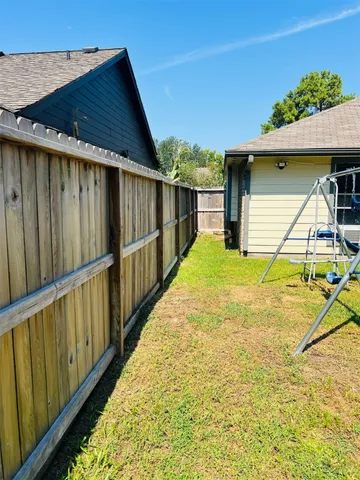 a view of a backyard