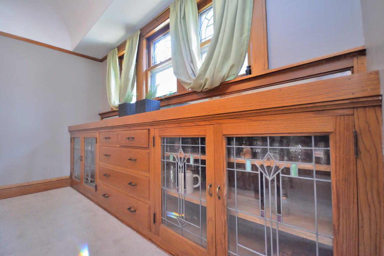 5600 West Notre Dame Court Milwaukee, WI 53208 - Photo 12 of 26 DINING ROOM