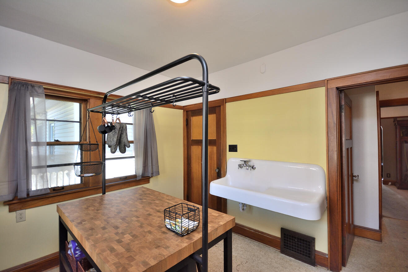 5600 West Notre Dame Court Milwaukee, WI 53208 - Photo 15 of 26 KITCHEN