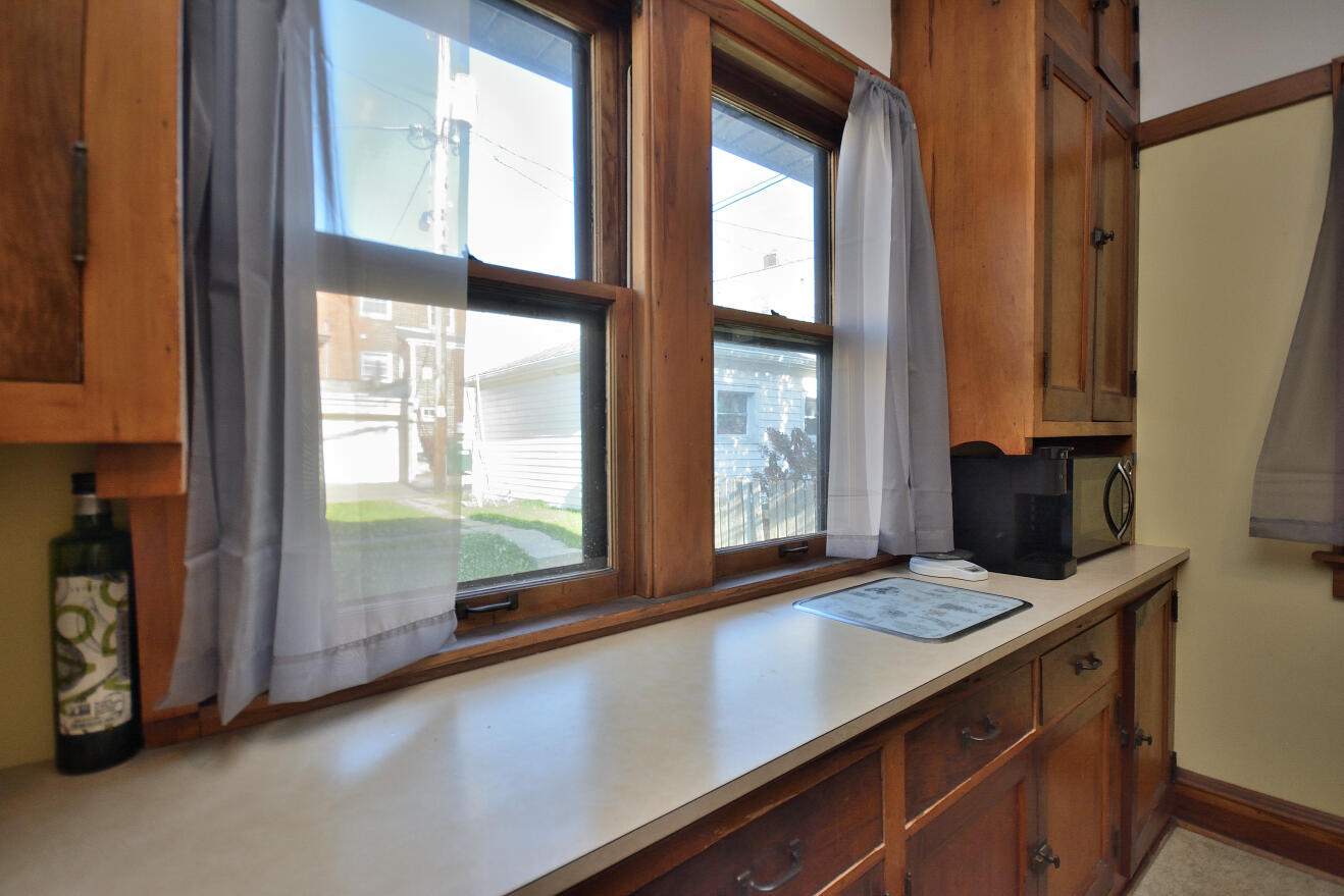 5600 West Notre Dame Court Milwaukee, WI 53208 - Photo 16 of 26 KITCHEN
