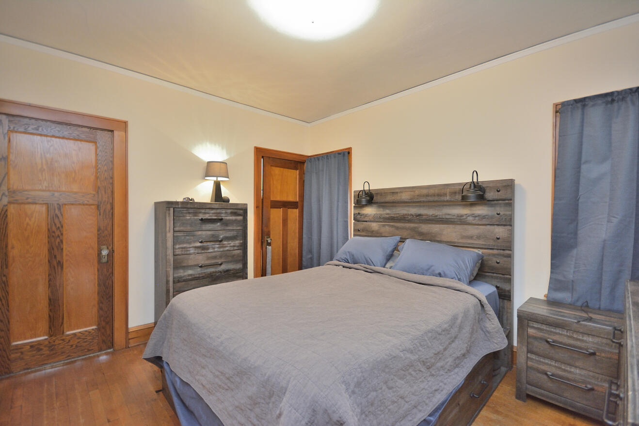 5600 West Notre Dame Court Milwaukee, WI 53208 - Photo 17 of 26 PRIMARY BEDROOM