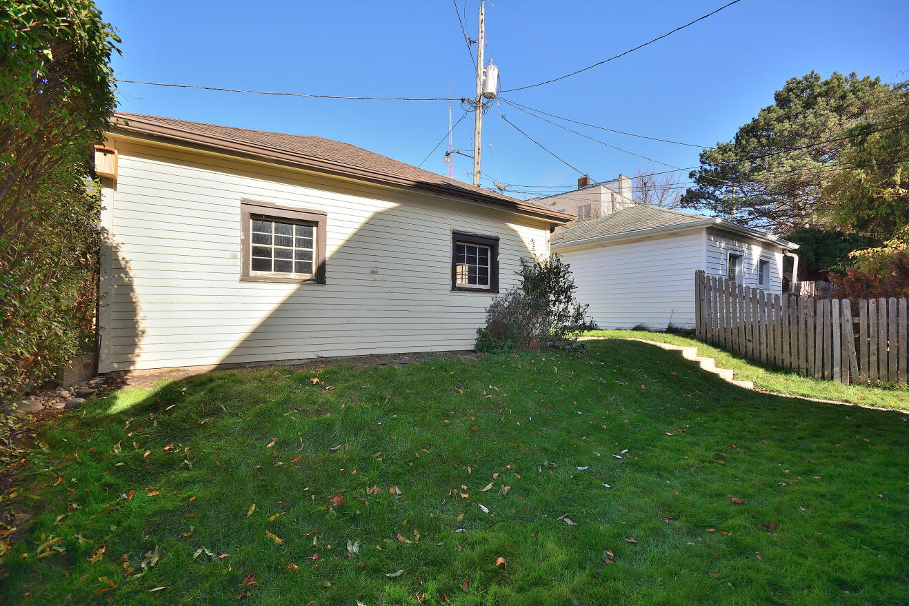 5600 West Notre Dame Court Milwaukee, WI 53208 - Photo 25 of 26 BACKYARD