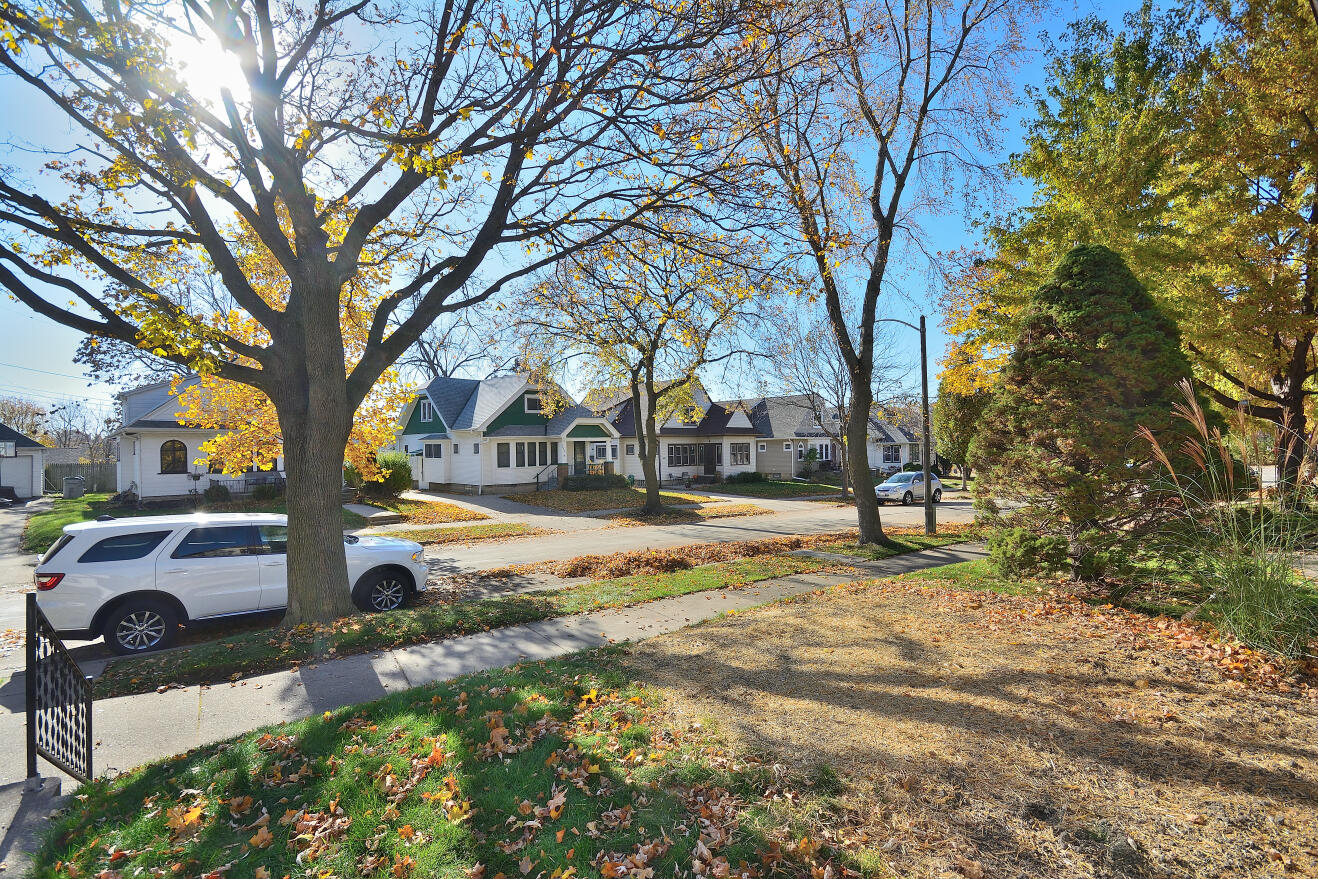 5600 West Notre Dame Court Milwaukee, WI 53208 - Photo 3 of 26 QUIET CUL DE SAC!