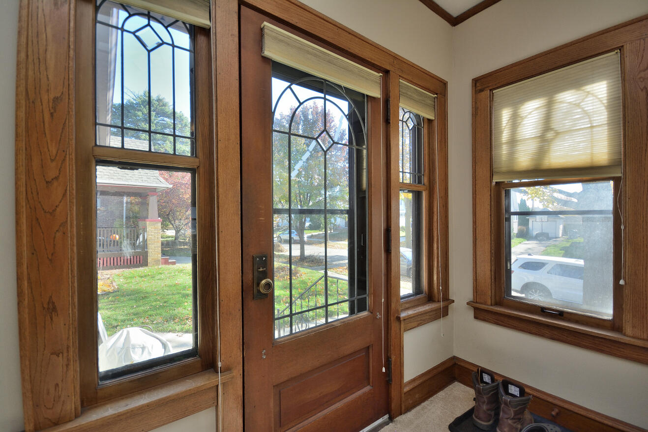 5600 West Notre Dame Court Milwaukee, WI 53208 - Photo 5 of 26 SUNROOM