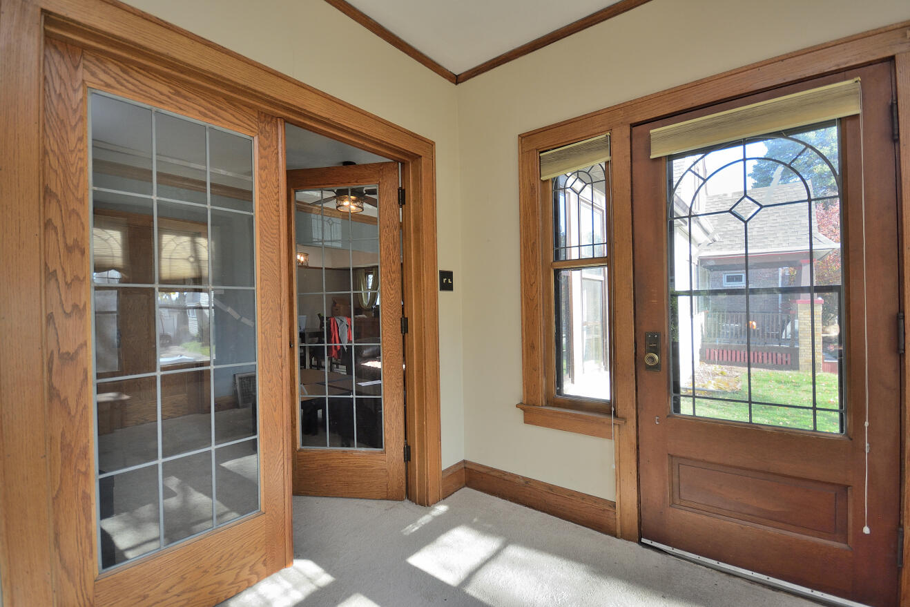 5600 West Notre Dame Court Milwaukee, WI 53208 - Photo 7 of 26 SUNROOM