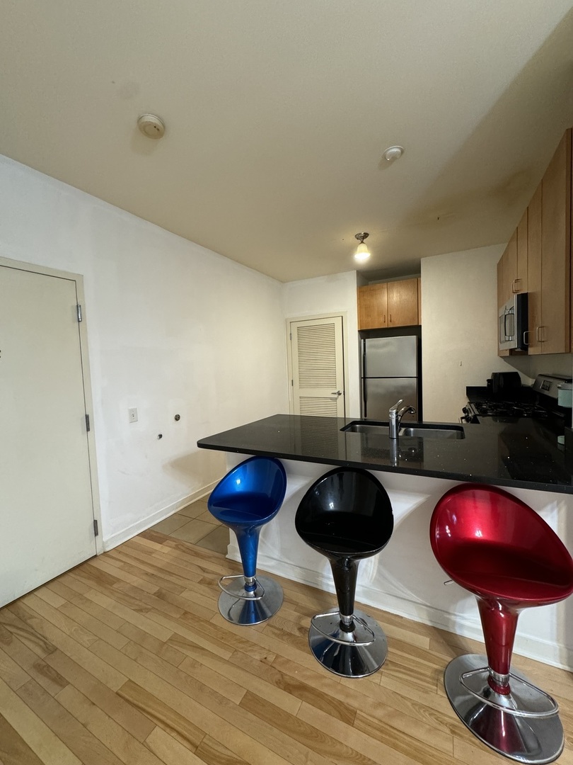 1155 West Roosevelt Road, Unit 204 Chicago, IL 60608 - Photo 5 of 13