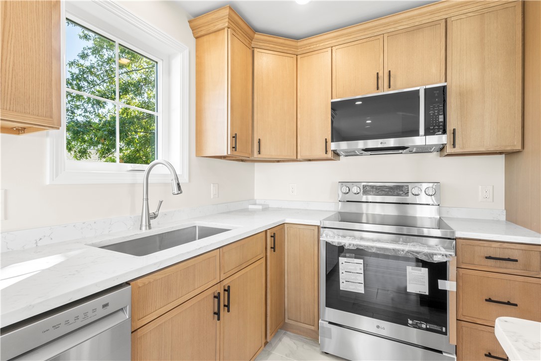 192 Terrace Avenue Pawtucket, RI 02860 - Photo 3 of 28 Gallery Image 3