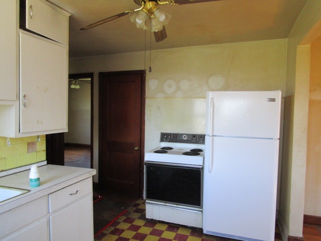 676 St James Road Fishersville, VA 22939 - Photo 4 of 13 a kitchen with a stove and a refrigerator