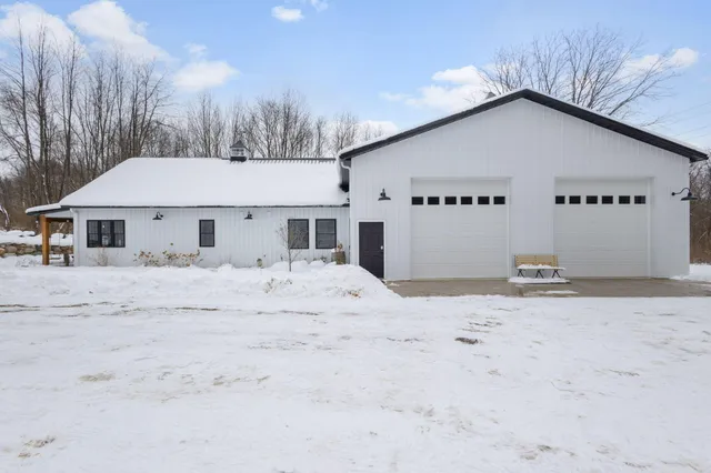 $889,900 | 23549 Forest Shores Drive, Cassopolis, MI 49031