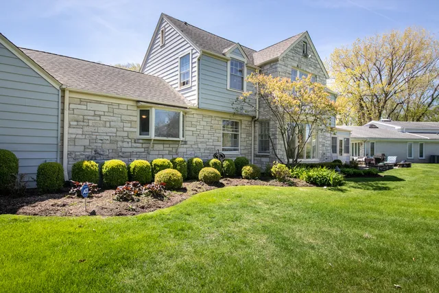 a view of a house with a backyard