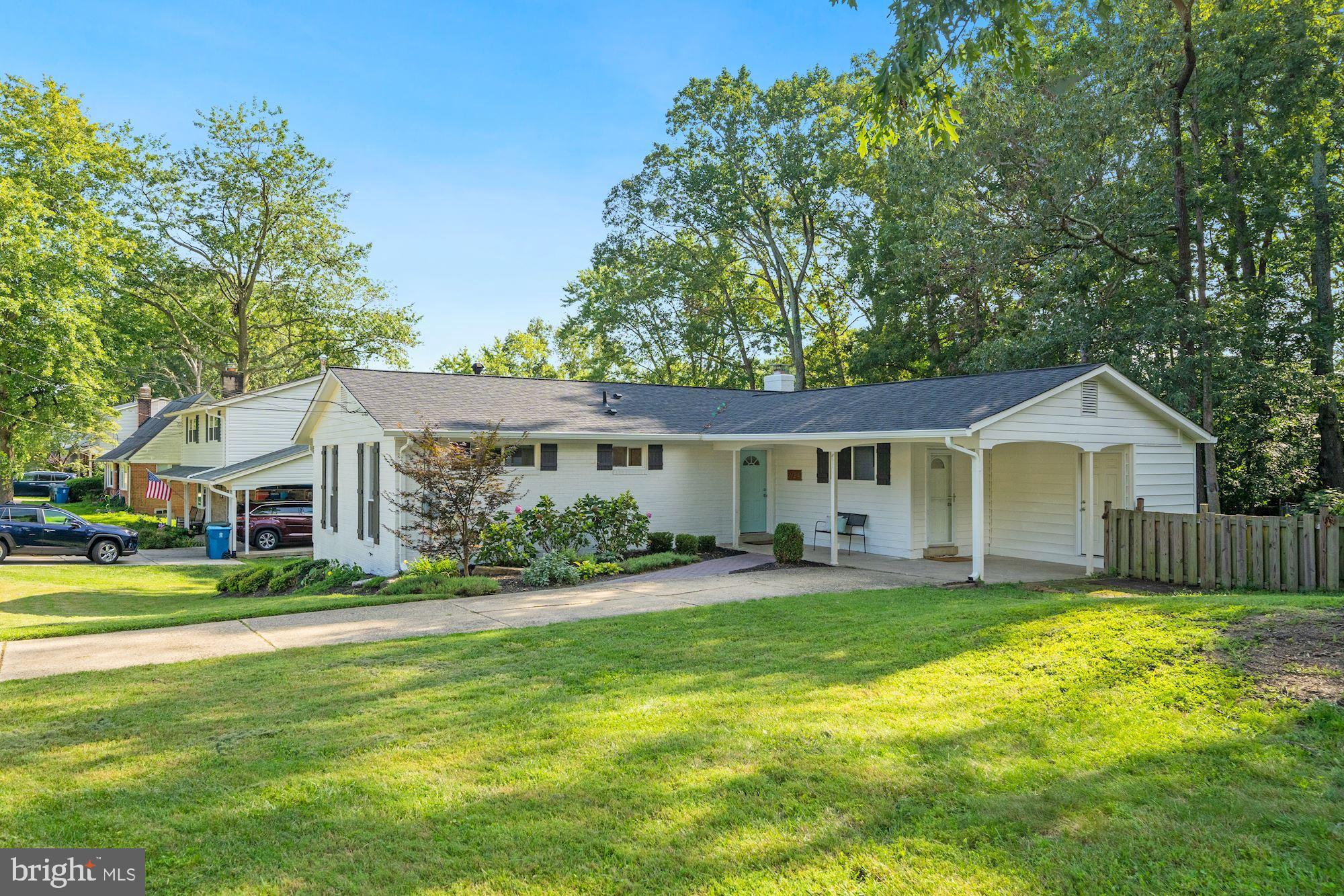Beautiful Mid-Century Rambler on gorgeous lot!