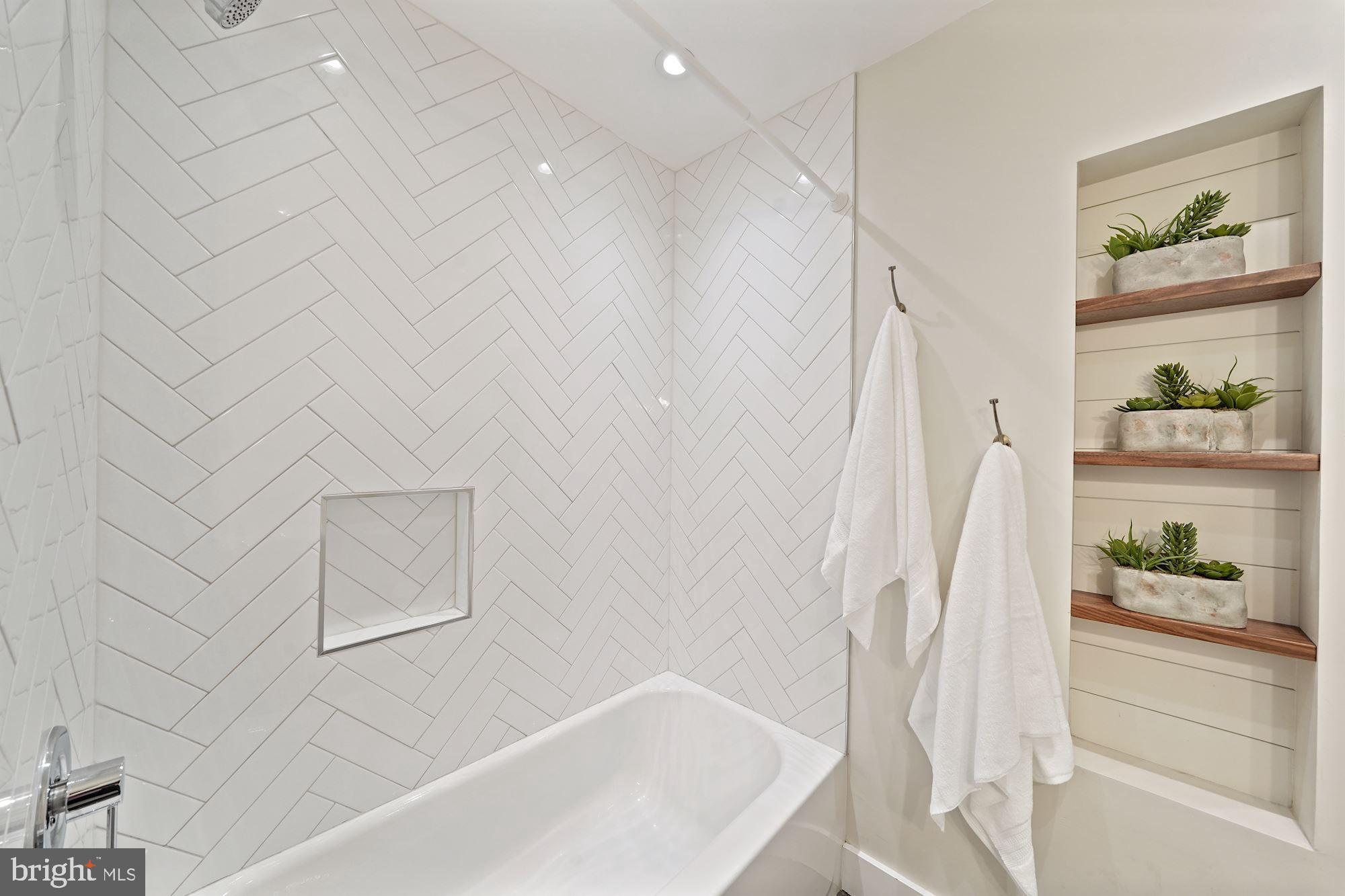 6924 Vancouver Road Springfield, VA 22152 - Photo 19 of 28 Bonefish Design and Recessed Shelving