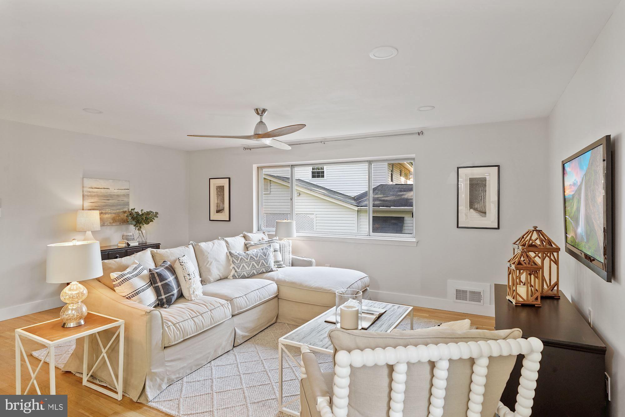 6924 Vancouver Road Springfield, VA 22152 - Photo 6 of 28 Spacious Living/Family Space