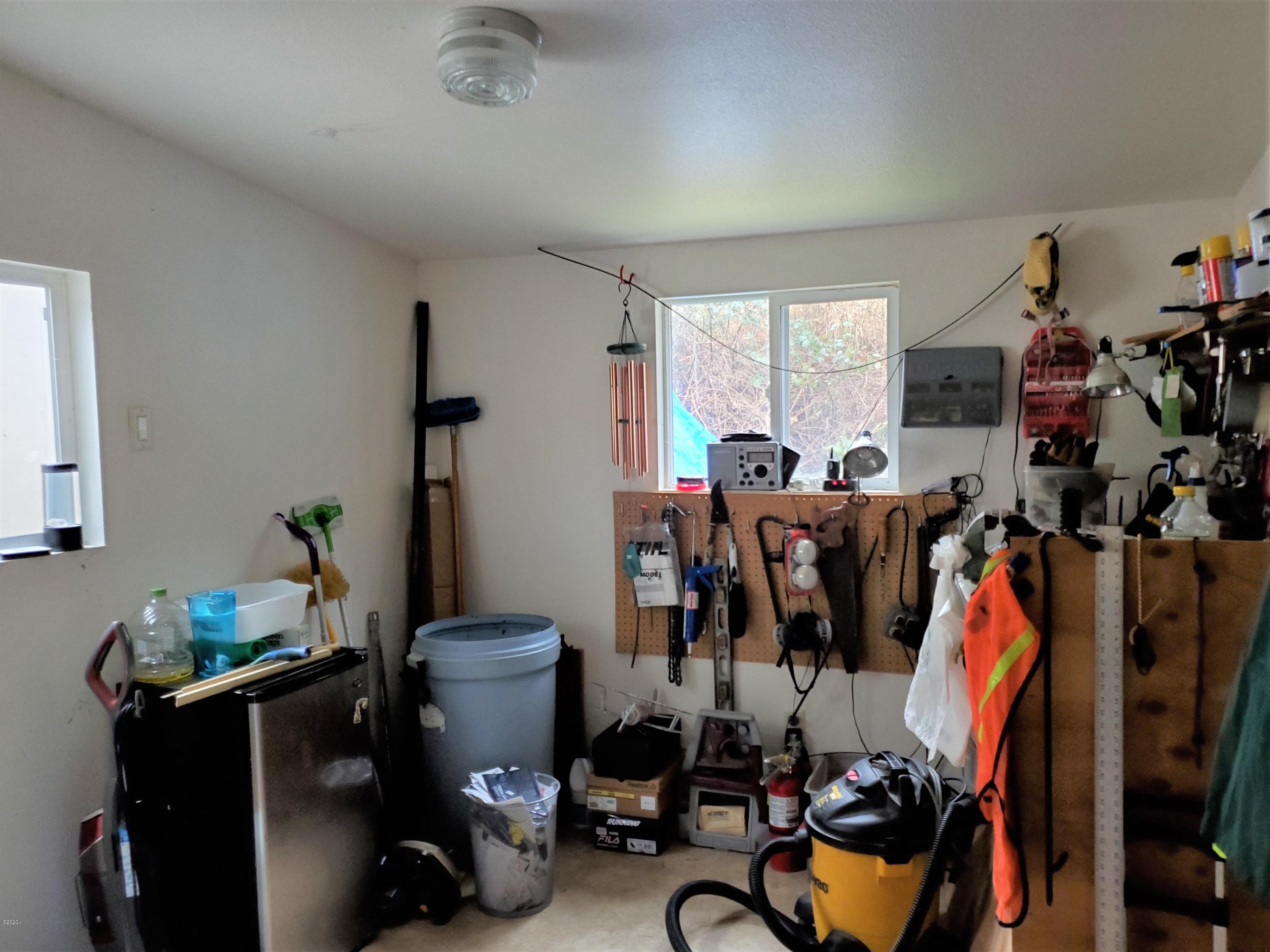5591 Northeast Highland Road Otis, OR 97368 - Photo 17 of 21 Mud Room