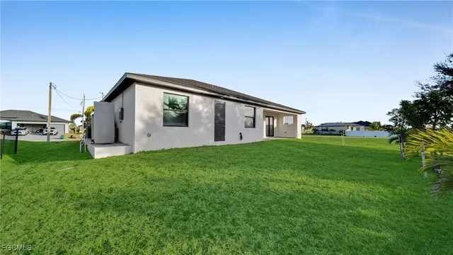 a view of a house with backyard