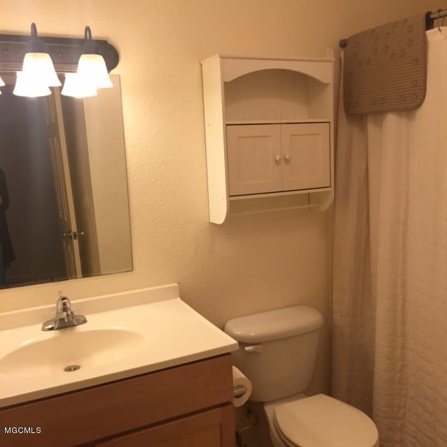 3230 Cumberland Road, Unit 8 Ocean Springs, MS 39564 - Photo 15 of 42 Upstairs Bathroom