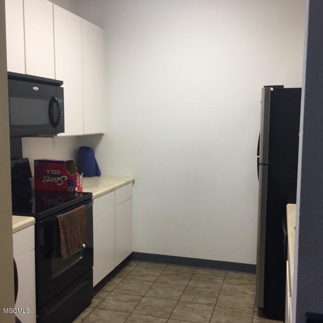 3230 Cumberland Road, Unit 8 Ocean Springs, MS 39564 - Photo 29 of 42 Club House Kitchen