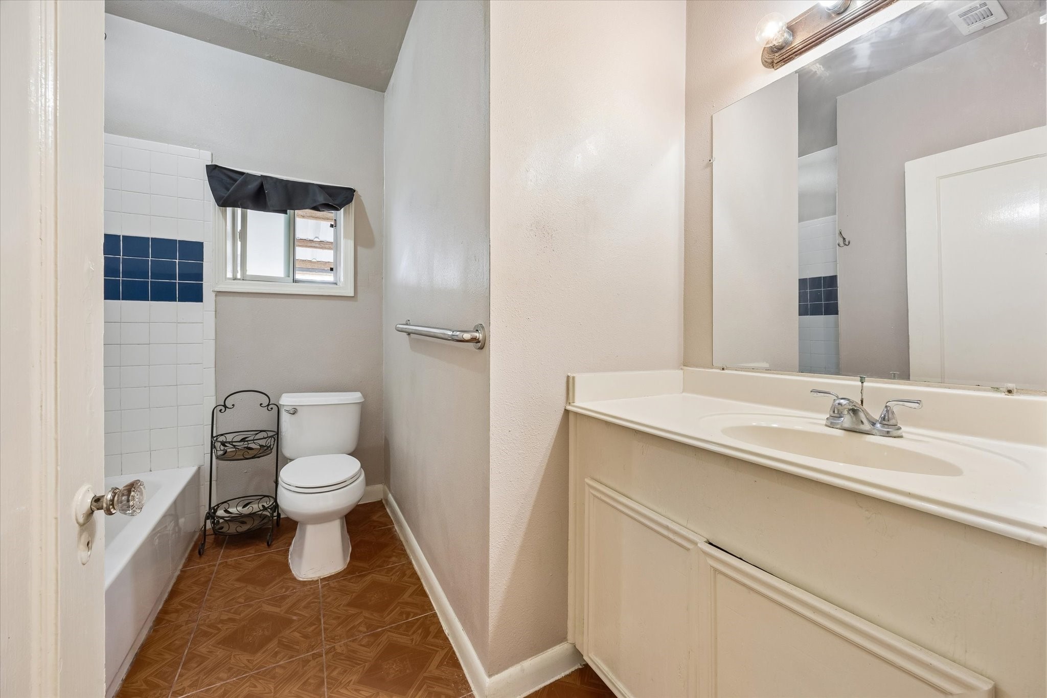 1409 Pearson Street Houston, TX 77023 - Photo 11 of 14 Second bathroom