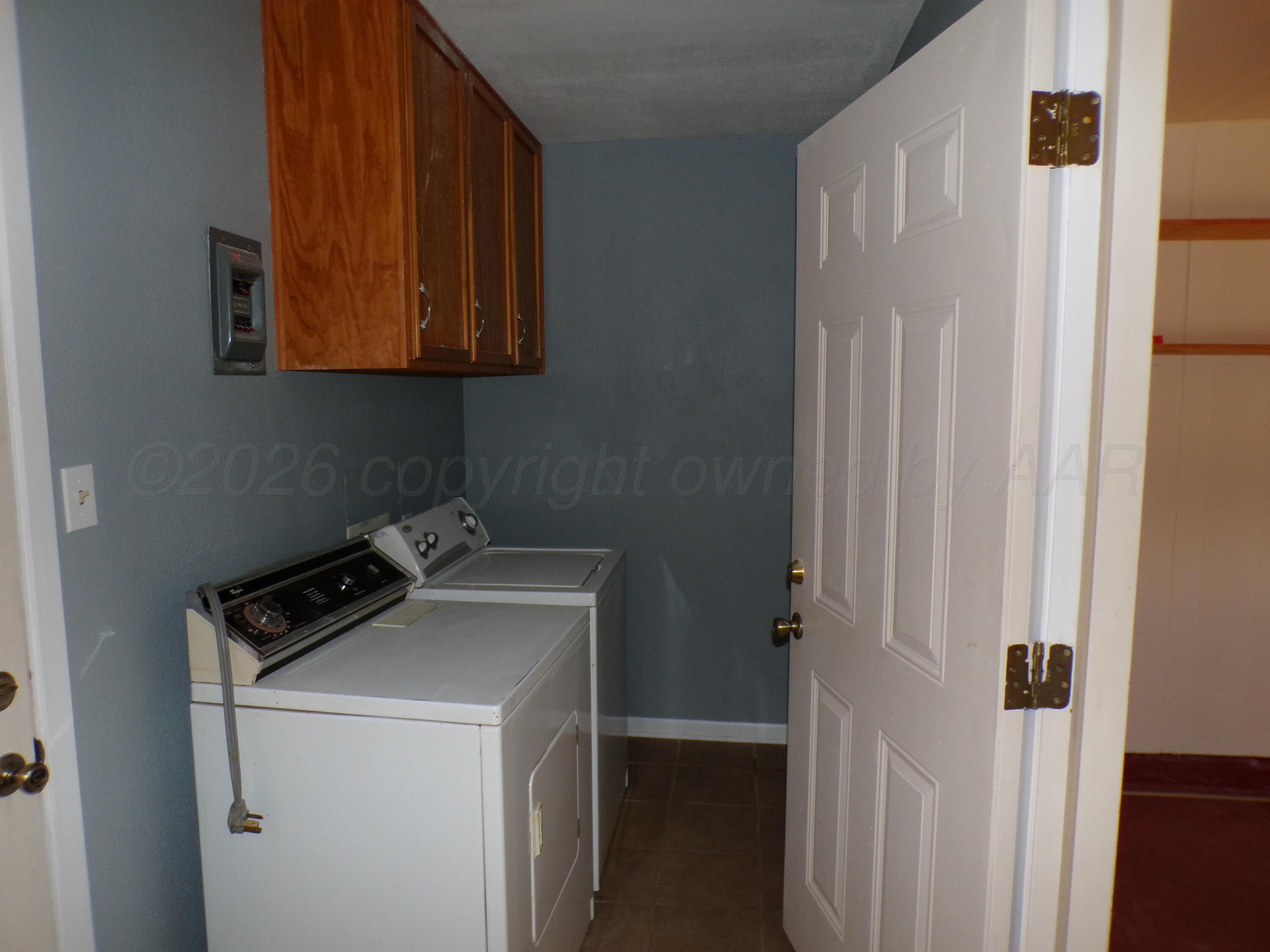 403 North Robey Avenue Fritch, TX 79036 - Photo 11 of 24 a utility room with dryer and washer