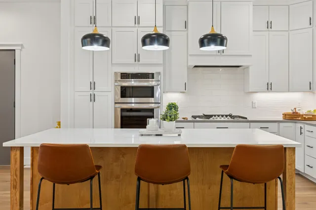 $699,900 | 5742 Shady Oak Road, Unit 7, Minnetonka, MN 55343