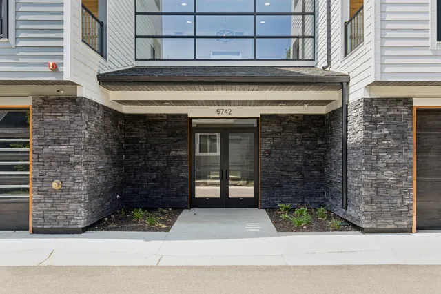 $699,900 | 5742 Shady Oak Road, Unit 7, Minnetonka, MN 55343