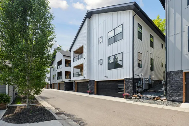 $699,900 | 5742 Shady Oak Road, Unit 7, Minnetonka, MN 55343