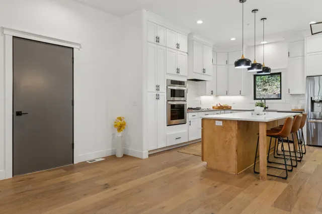 $699,900 | 5742 Shady Oak Road, Unit 7, Minnetonka, MN 55343