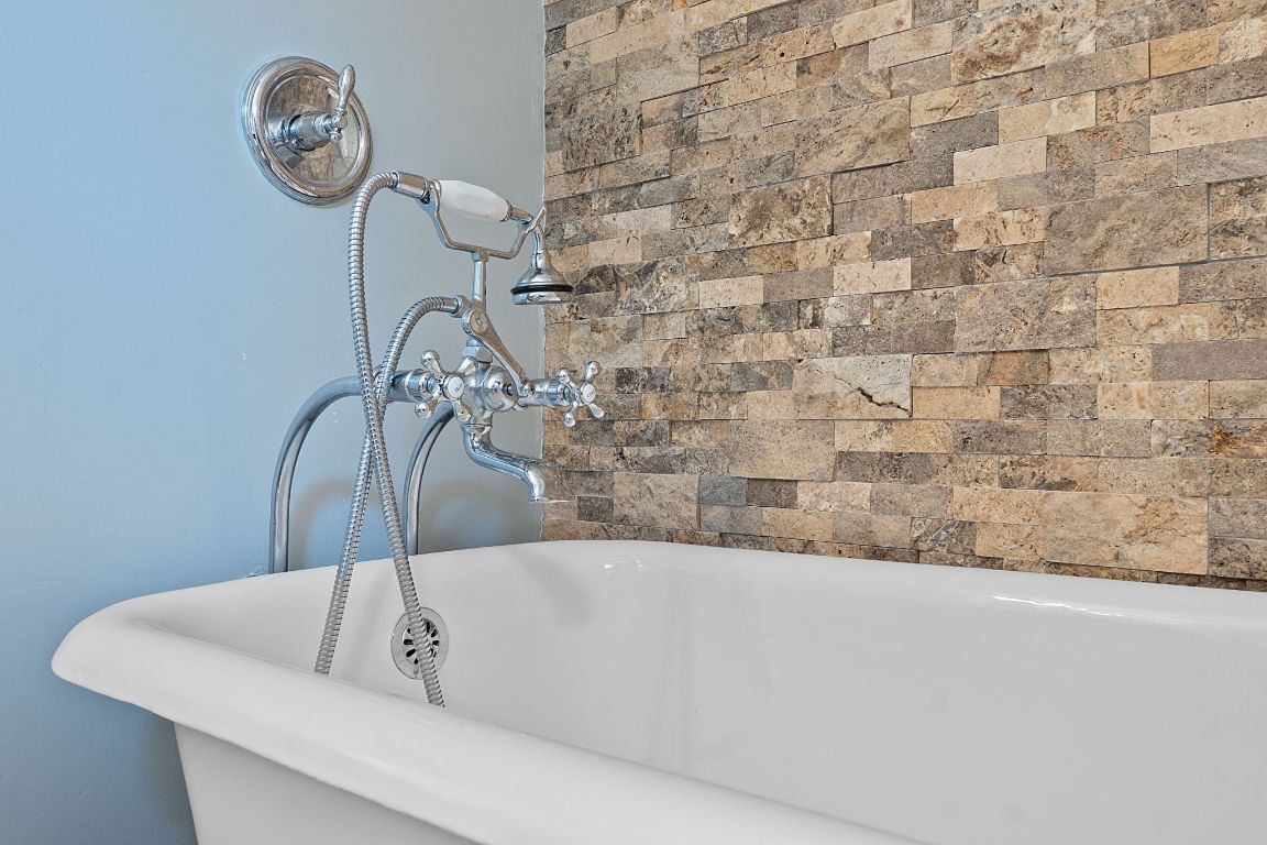 8705 South View Road Austin, TX 78737 - Photo 18 of 39 a bathroom with a bathtub