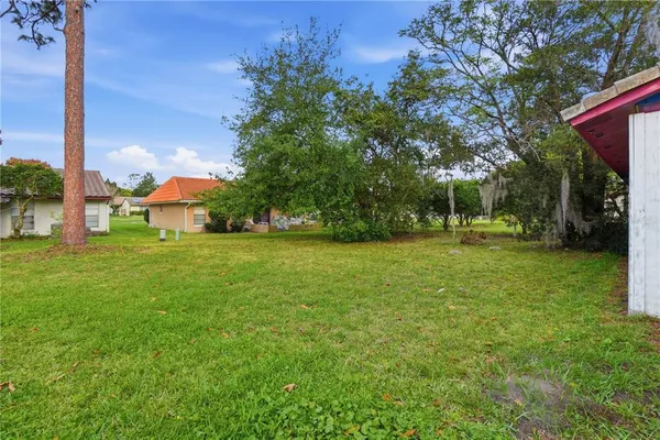 a view of backyard with garden