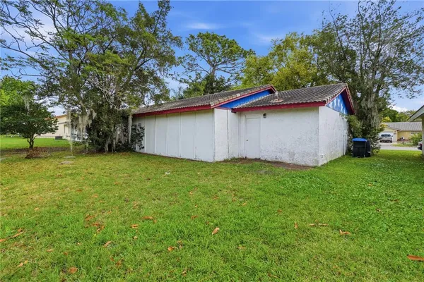 a view of house with a yard