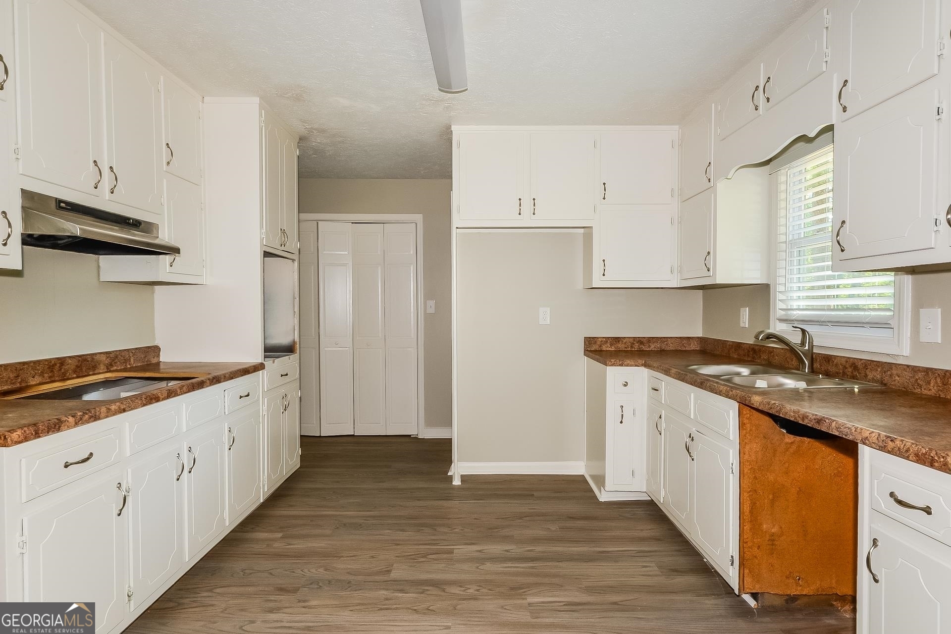 109 Landover Drive Stockbridge, GA 30281 - Photo 6 of 16 a kitchen with granite countertop a sink stove and cabinets
